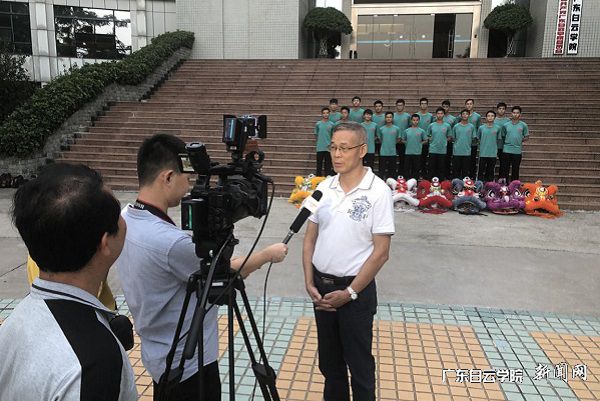 易刚接受记者采访.jpg