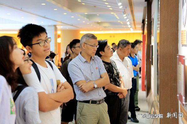 参观展览.jpg