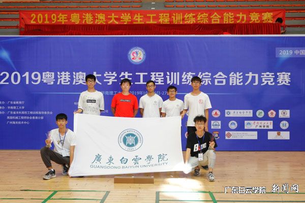 获奖队员颁奖台合影.jpg