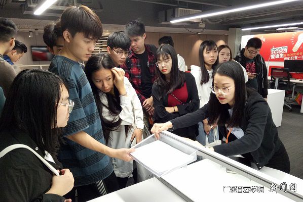 认真听销售人员讲解产品.jpg