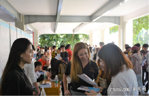 学生现场了解出国项目.png