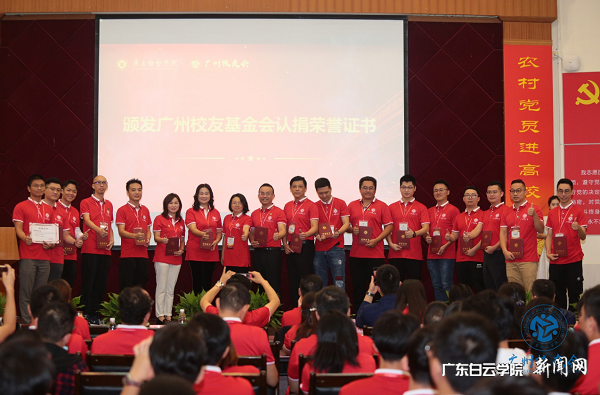 李红英助理颁发荣誉证书.png