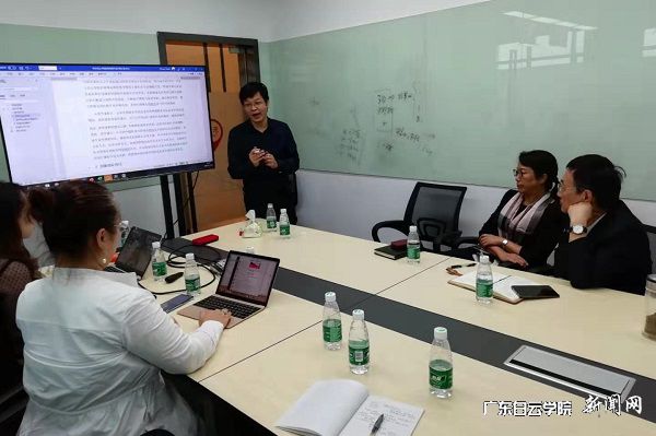 校长助理肖军田讲解产业学院建设的愿景（右二为谢少华副董事长，右一为刘根正副校长，中为肖军田校长助理，左二为卓志集团总经理李金玲）.jpg