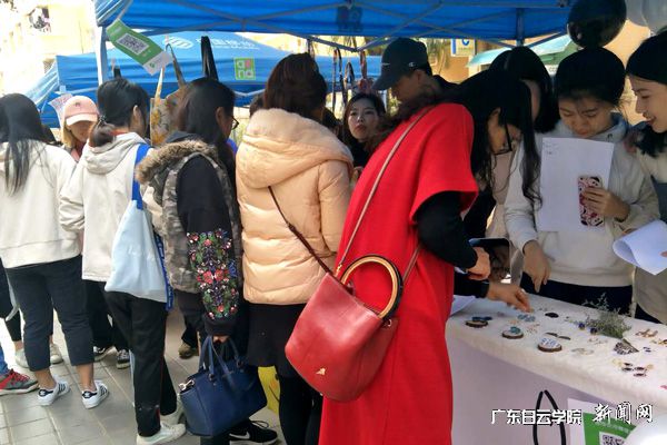服装系郭艳主任与老师们到现场指导p.jpg