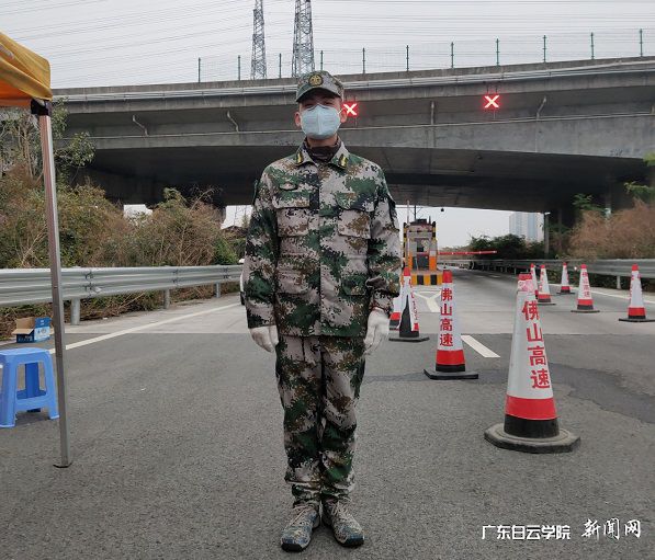 郭永锐在高速路口.jpg