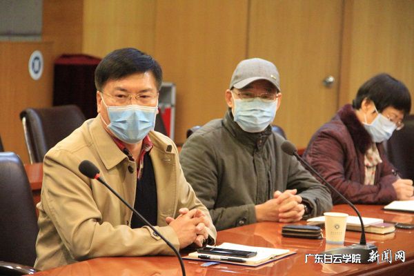校长黄大乾（左一）讲话.jpg