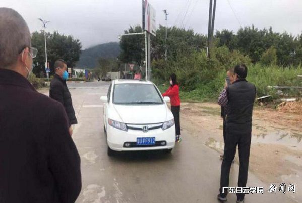 薛锟媛同学在村口监测司乘人员体温.jpg
