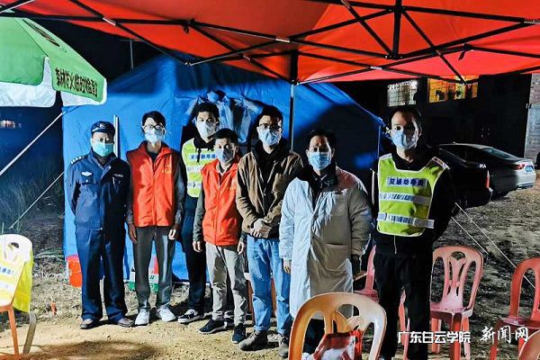 黄瑞通同学在省道路口处做疫情防控工作.jpg