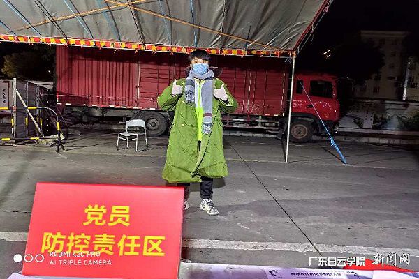 张浩均同学对来往车辆进行登记，检测来往人员通行证.jpg
