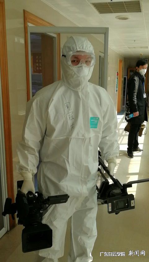 周冠龙在南方医科大学南方医院隔离病房拍摄医护人员.jpg