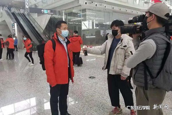 在白云机场采访拍摄佛山支援武汉医疗队成员.jpg