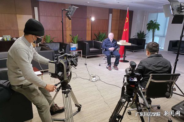 周冠龙（左一）与同事拍摄采访火神山医院总设计师（03年非典小汤山总设计师）黄锡璆博士.jpg