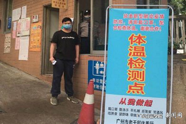 谢青洲同学在社区参加志愿服务.jpg