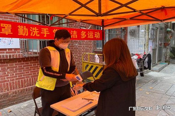 谢青洲同学为出入人员测量体温.jpg