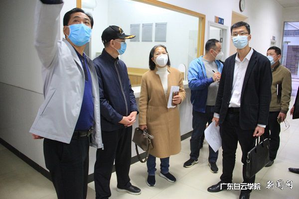 董事长谢可滔（左一）向省市人社部门、市教育部门领导介绍临时隔离室设置情况.jpg