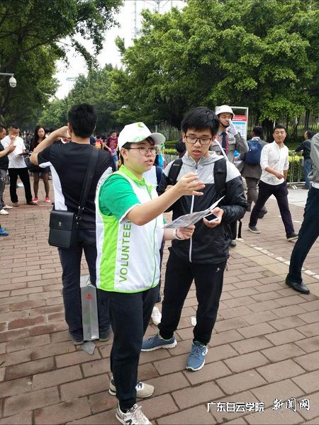 志愿服务中的陈铮.png