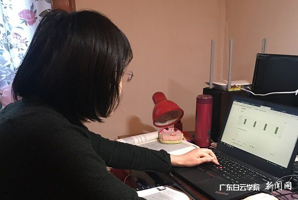 叶裴雷老师在湖北宜昌父母家中准备网络课程.jpg