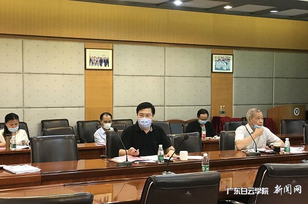 学位评定委员会主席、校长黄大乾讲话.jpg