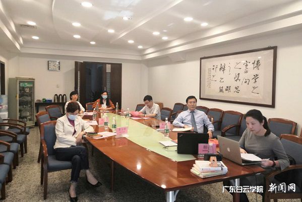 黄大乾校长（右二）等参会人员听取对方介绍项目进展情况等.jpg