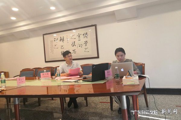 肖军田校长助理（左一）与德国中型企业应用技术大学沟通协议等问题.jpg