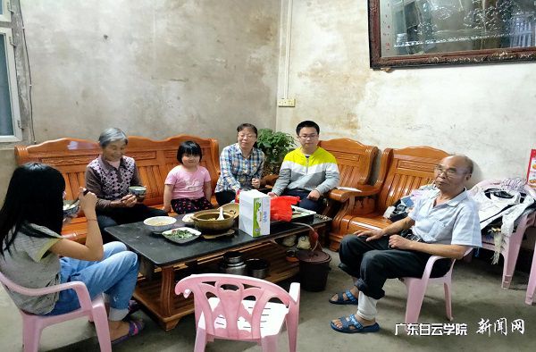 钟小连慰问贫困户村民.jpg