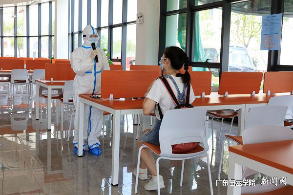 校医询问发热学生流行病史.jpg