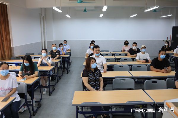 课室一桌一人就坐.JPG
