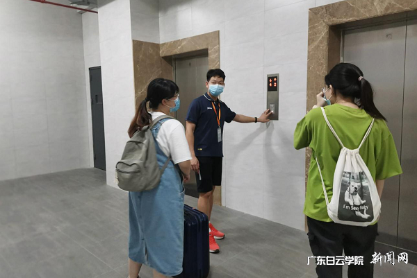 志愿者指引考生进入考场.png