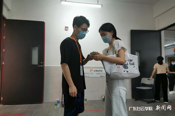 志愿者为考生解疑答惑.png