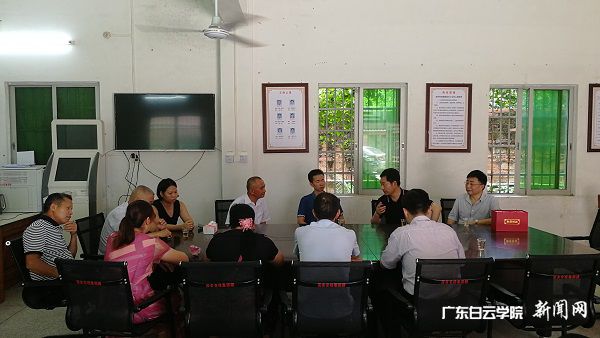 万世明教授一行与丰村村干部交流座谈.jpg