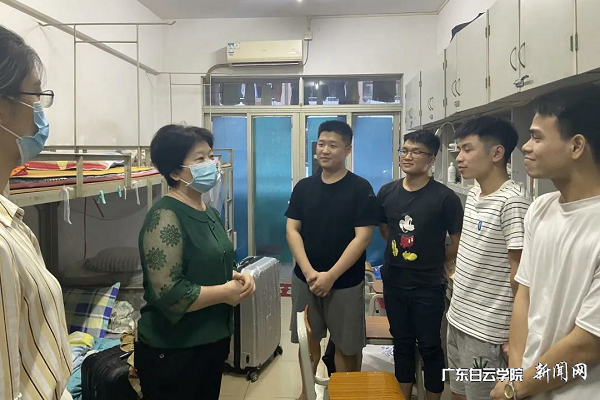 西校区巡查学生宿舍.png