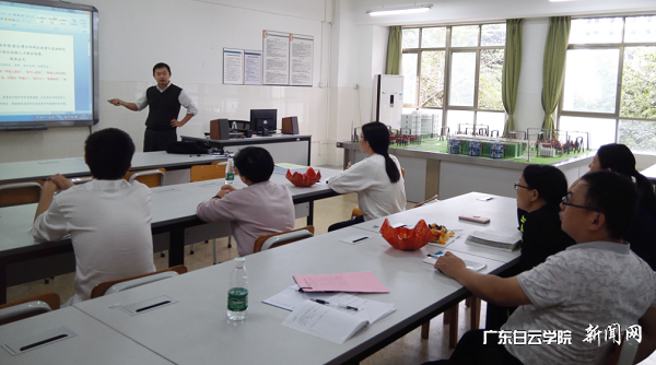 谢巍教授对学校教师进行项目申报培训.png