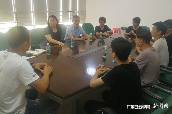 座谈会现场.png
