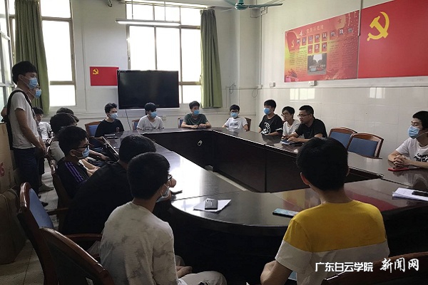 学院召开实习困难学生座谈会.jpg