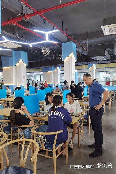 校长助理陈峰亲切询问学生的餐饮卫生等问题.jpg