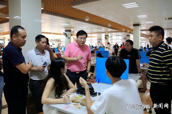 黄大乾校长与学生交流.jpg