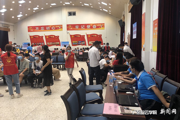 大数据学院精心布置的新生报到点.png