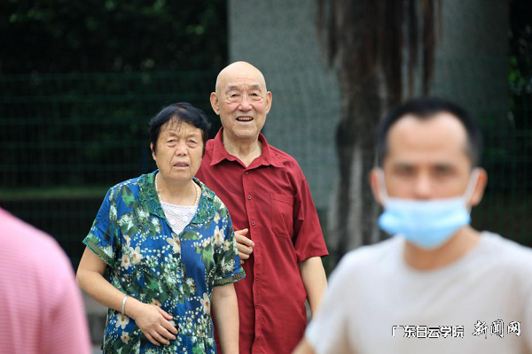 门外眺望校内的家长.png