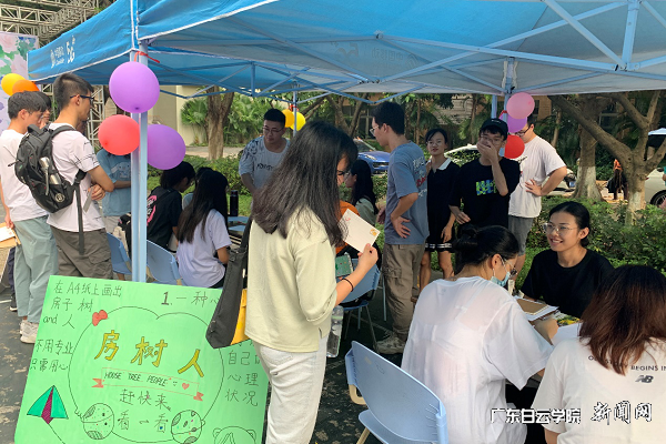 学生参加“房树人”活动现场.png