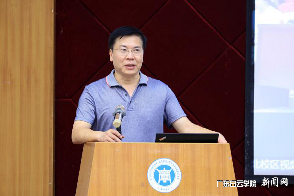 党委副书记、校长黄大乾主持报告会.png
