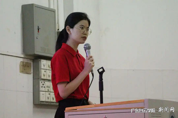 学生代表发言2.png