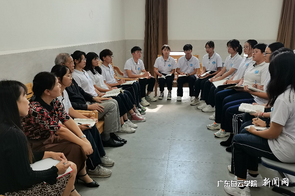 会议现场.png