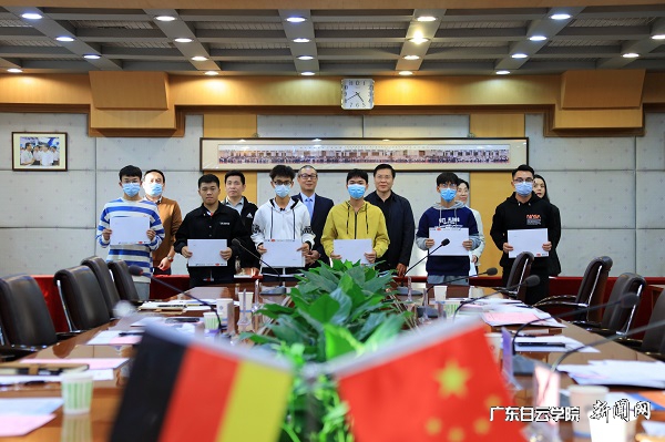 与会领导为同学们颁发预录取通知书.jpg