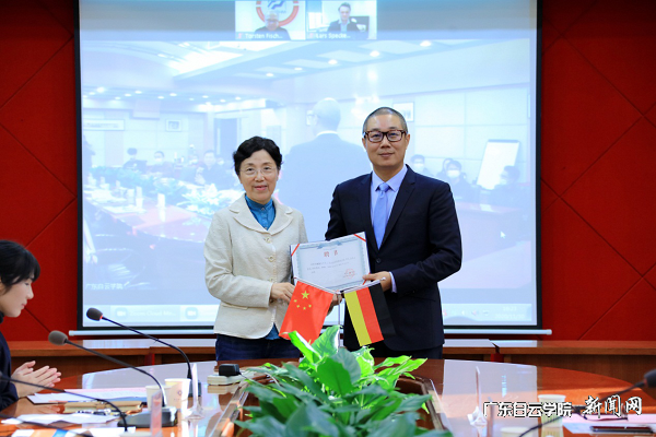 曹玉华（左）院长为黄晟先生（右）颁发客座教授聘书.png