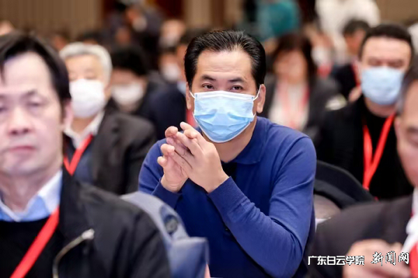 谢可滔董事长（中）出席会议.png