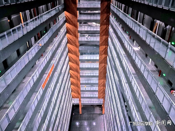 教育与体育学院“艺术家来了”团队《云中留光》.JPG