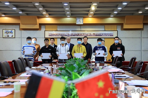 中德双方代表给学生颁发预录取通知书.jpg