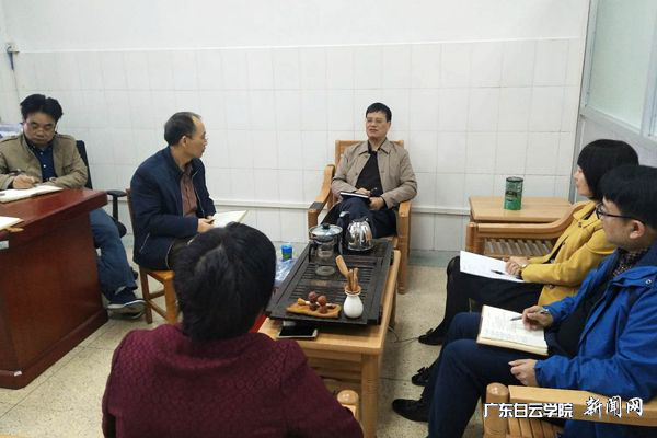 学校党委书记刘剑锋（中）出席建筑工程学院党政联席会议.png