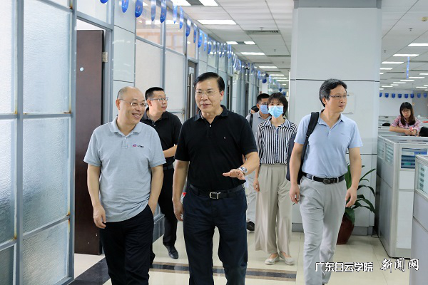 黄大乾校长在企业探访实习的学生.png