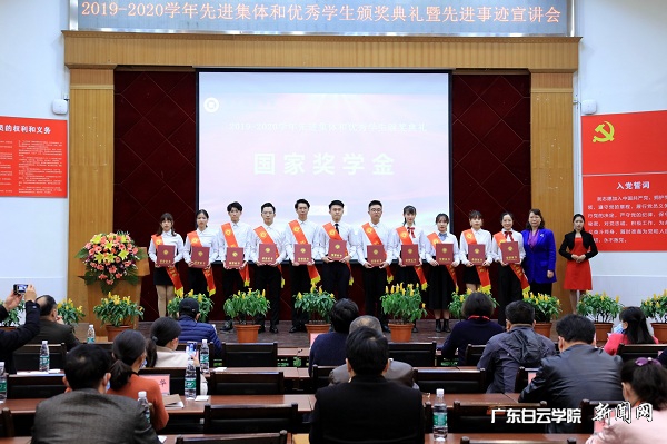 程玮副校长为国家奖学金获得者颁奖.jpg